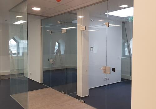 Glas: Trennwände & Türen